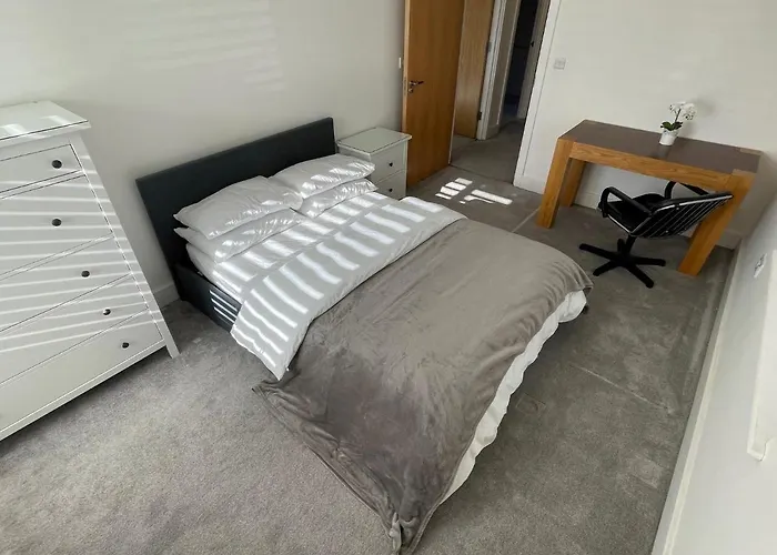 2 Bed 2 Bathroom Gated Apartment 1 Inc Free Parking