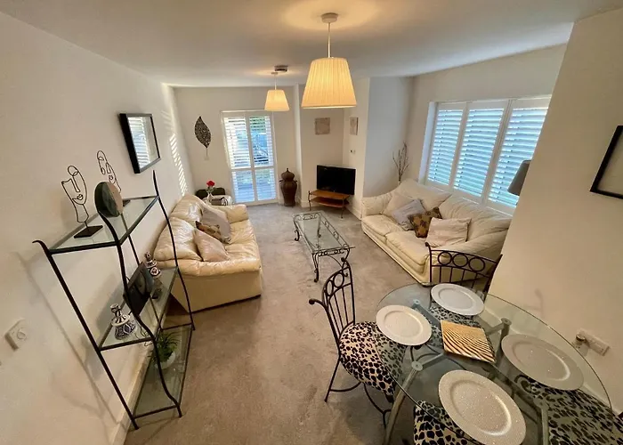2 Bed 2 Bathroom Gated Apartment 1 Inc Free Parking