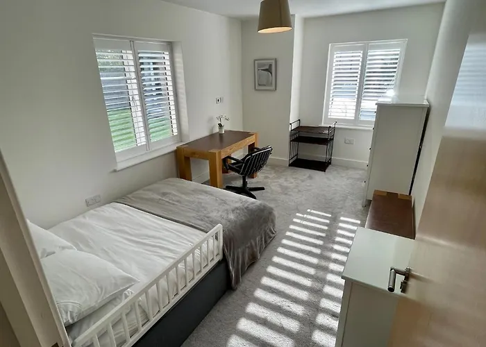 2 Bed 2 Bathroom Gated Apartment 1 Inc Free Parking