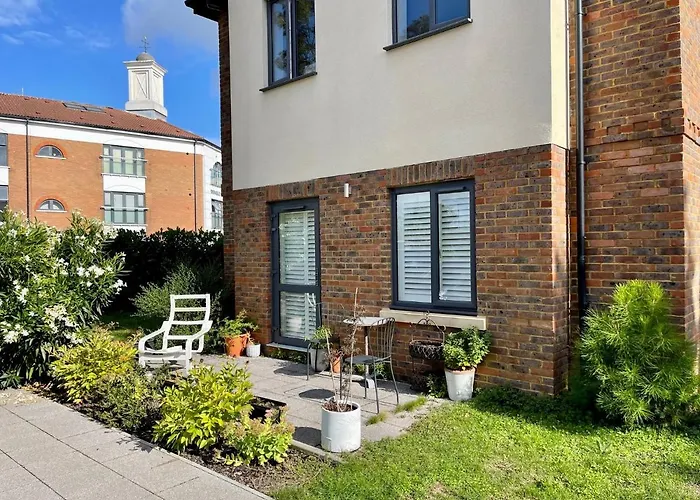 2 Bed 2 Bathroom Gated Apartment 1 Inc Free Parking