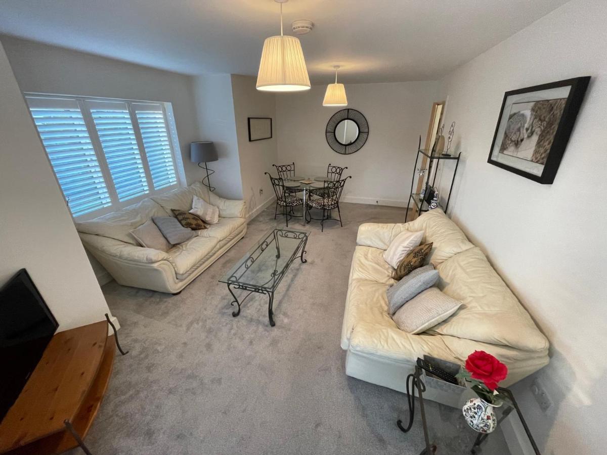 2 Bed 2 Bathroom Gated 1 Inc Free Parking