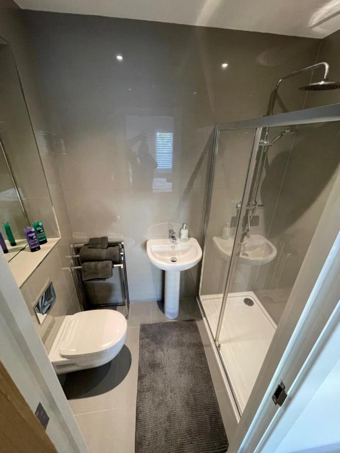 2 Bed 2 Bathroom Gated 1 Inc Free Parking Apartment *