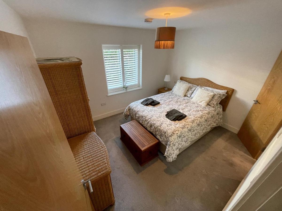2 Bed 2 Bathroom Gated 1 Inc Free Parking Apartment